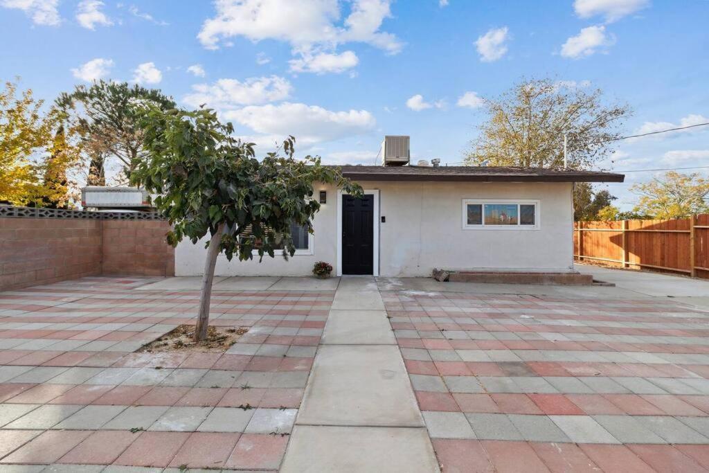 Modern City Ranch 3 Bdrm Family Home Access By Dirt Road Palmdale Bagian luar foto