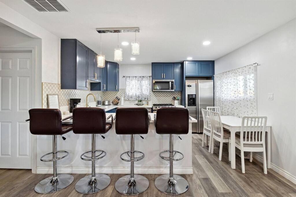 Modern City Ranch 3 Bdrm Family Home Access By Dirt Road Palmdale Bagian luar foto
