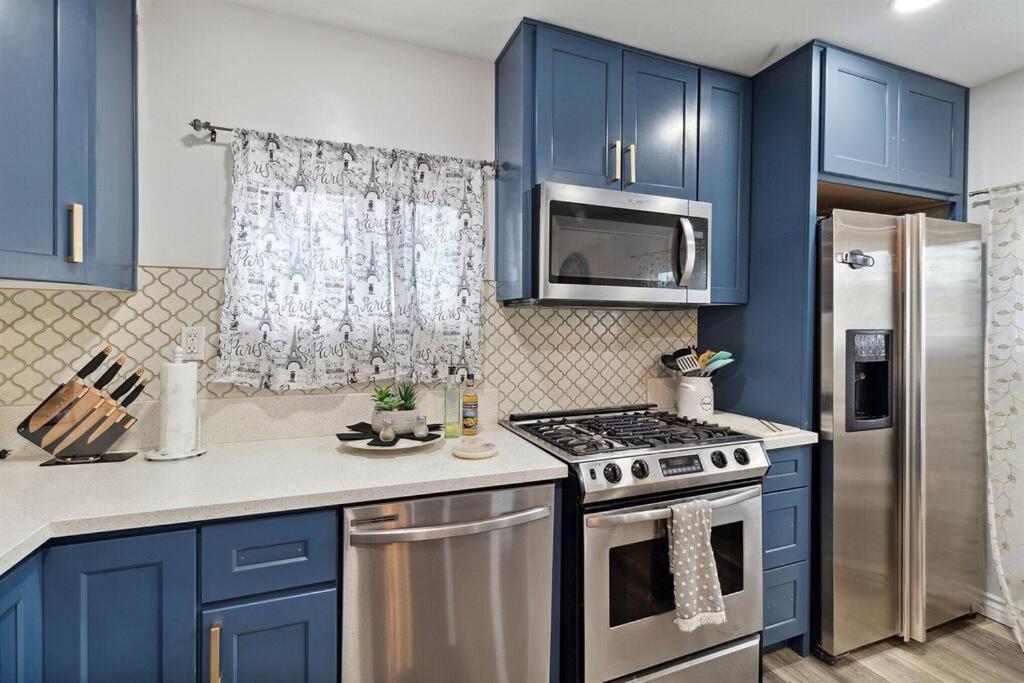 Modern City Ranch 3 Bdrm Family Home Access By Dirt Road Palmdale Bagian luar foto