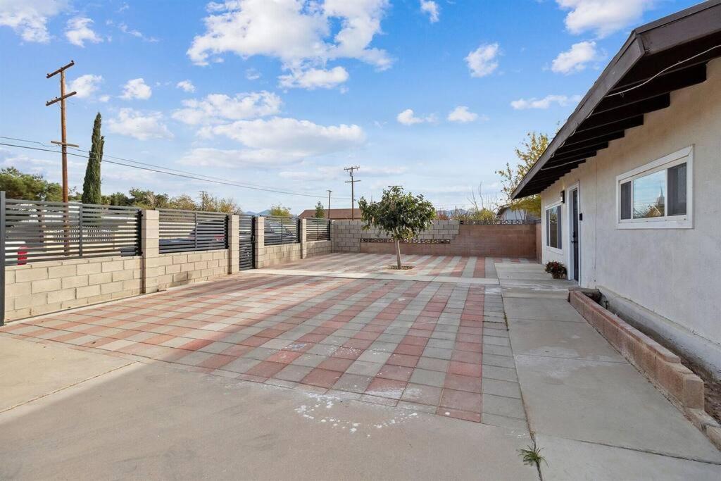 Modern City Ranch 3 Bdrm Family Home Access By Dirt Road Palmdale Bagian luar foto