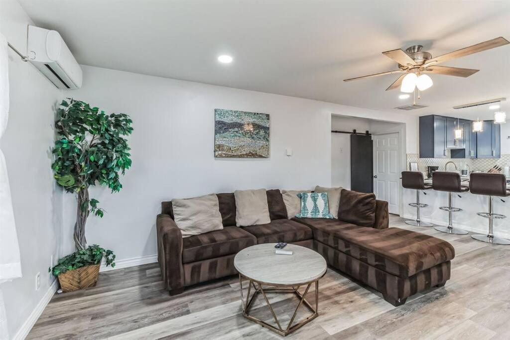 Modern City Ranch 3 Bdrm Family Home Access By Dirt Road Palmdale Bagian luar foto