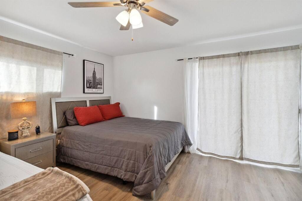 Modern City Ranch 3 Bdrm Family Home Access By Dirt Road Palmdale Bagian luar foto