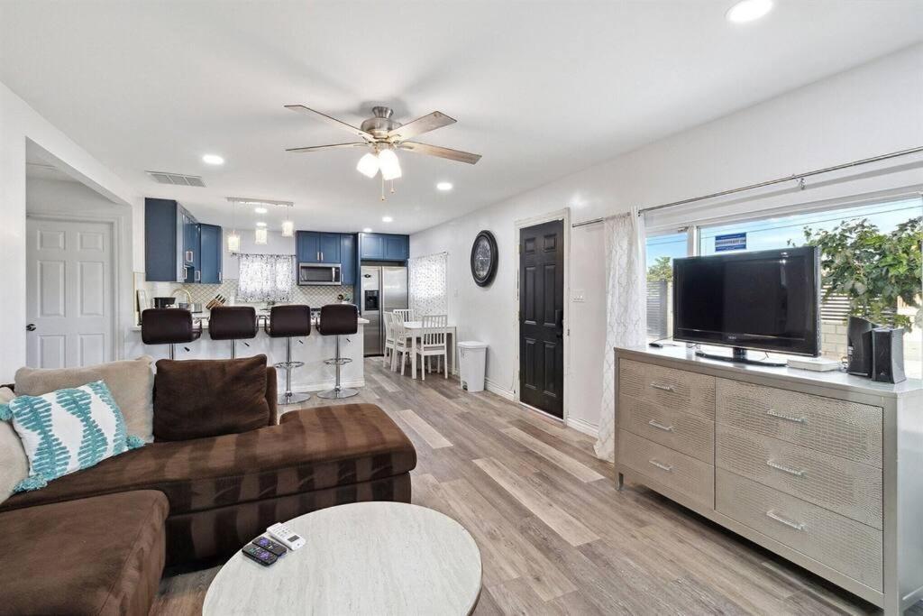 Modern City Ranch 3 Bdrm Family Home Access By Dirt Road Palmdale Bagian luar foto