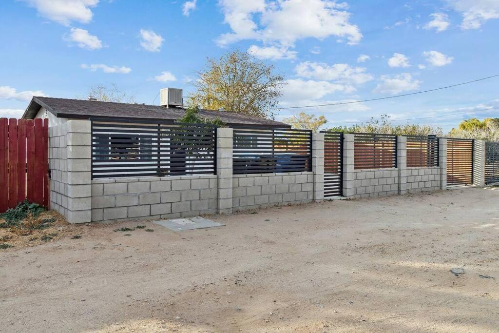 Modern City Ranch 3 Bdrm Family Home Access By Dirt Road Palmdale Bagian luar foto