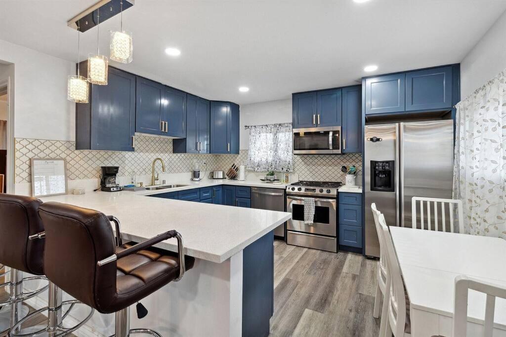 Modern City Ranch 3 Bdrm Family Home Access By Dirt Road Palmdale Bagian luar foto