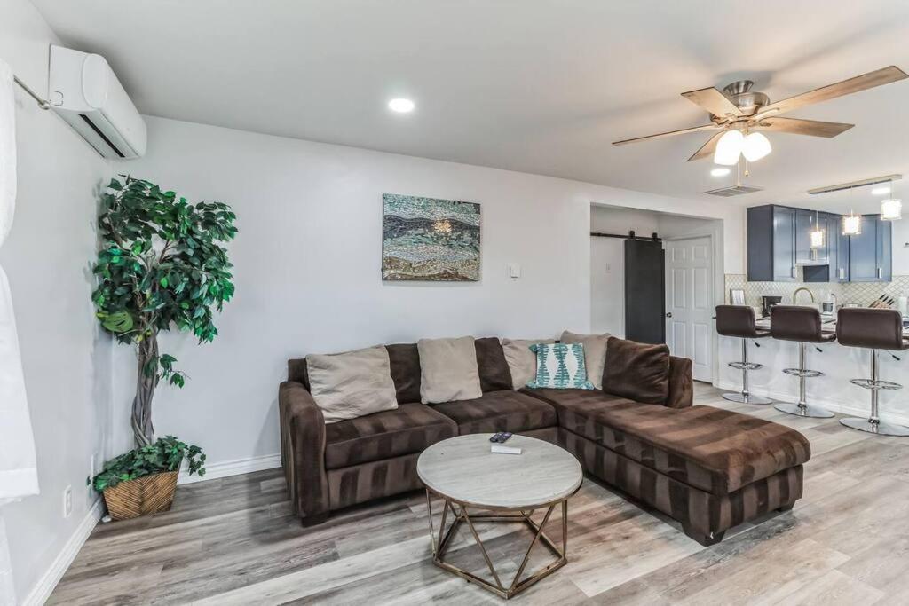 Modern City Ranch 3 Bdrm Family Home Access By Dirt Road Palmdale Bagian luar foto