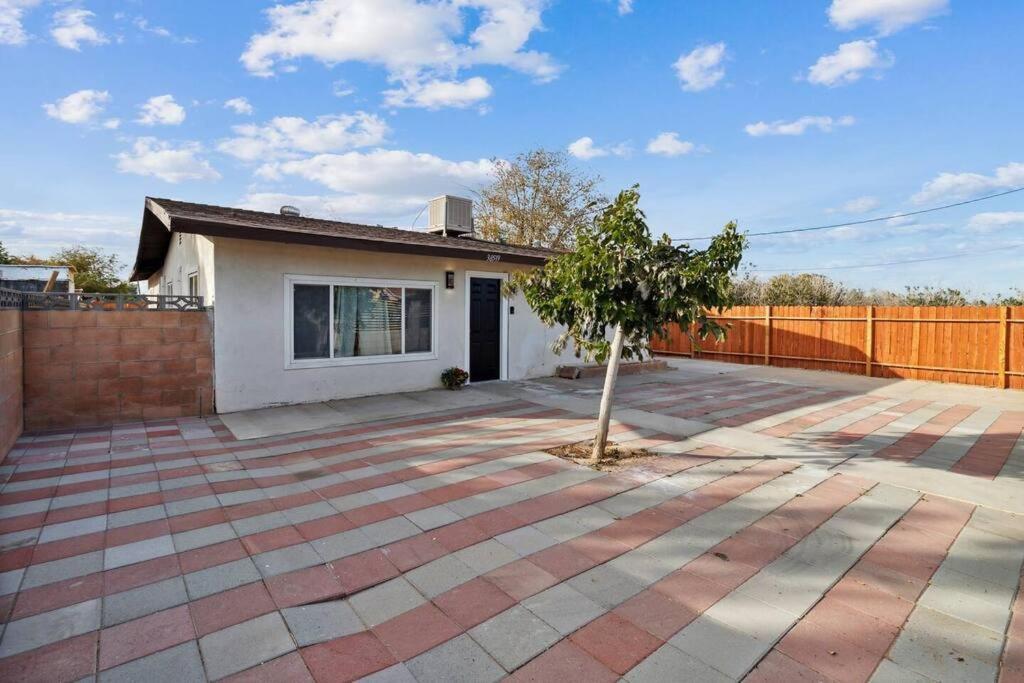 Modern City Ranch 3 Bdrm Family Home Access By Dirt Road Palmdale Bagian luar foto